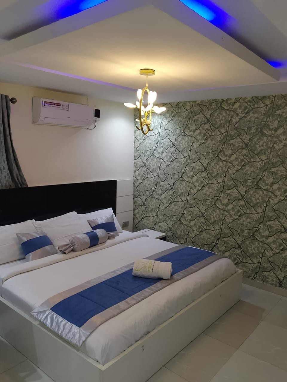 Luxury Room | Desk, laptop workspace