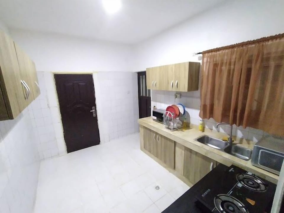 Deluxe Apartment, Balcony, City View | Private kitchen | Fridge, microwave, oven, stovetop