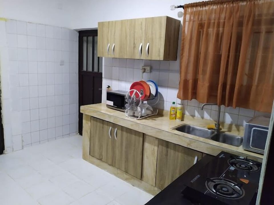Deluxe Apartment, Balcony, City View | Private kitchen | Fridge, microwave, oven, stovetop