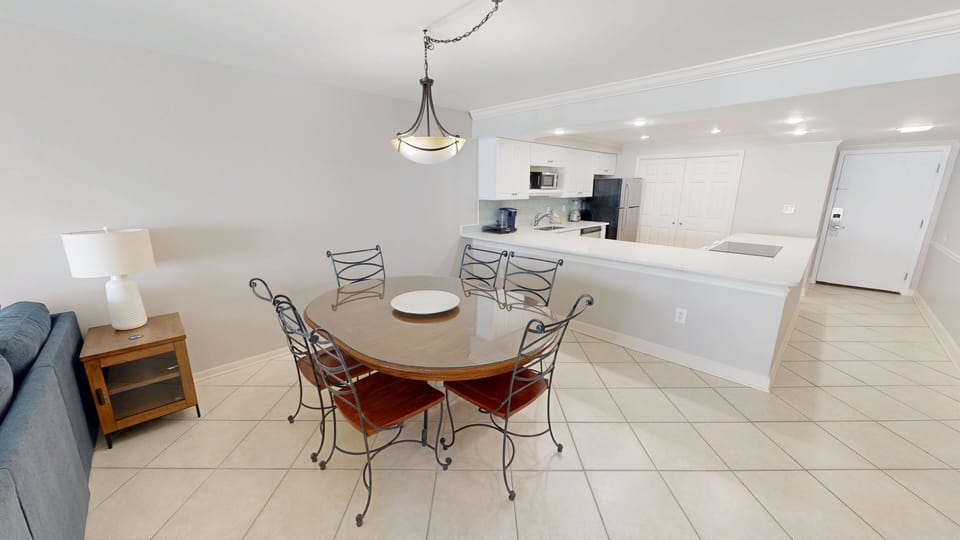 Condo, 2 Bedrooms | Dining