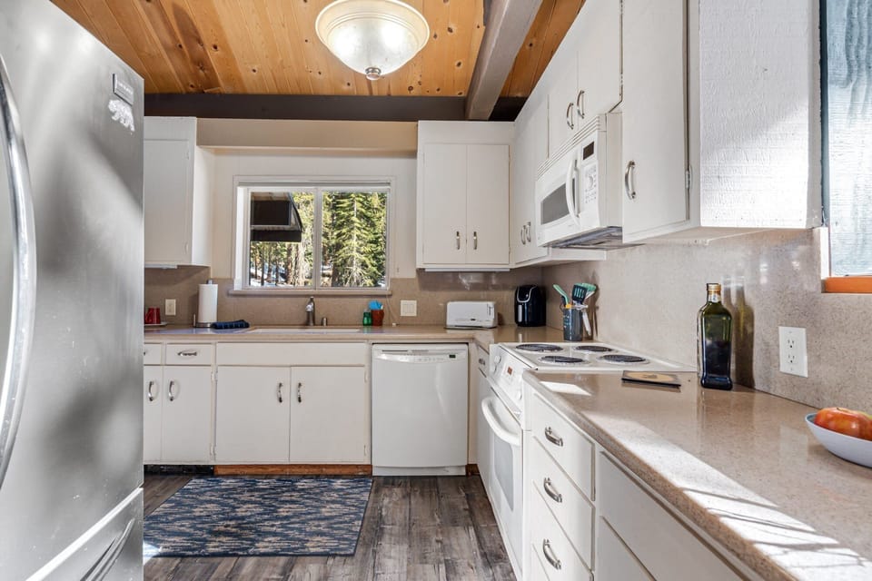 House, 2 Bedrooms | Private kitchen | Fridge, oven, coffee/tea maker, toaster