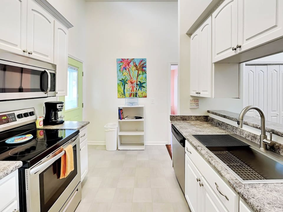 House, Multiple Beds, Patio, Garden View (Back River Bungalow) | Private kitchen | Fridge, microwave, oven, stovetop