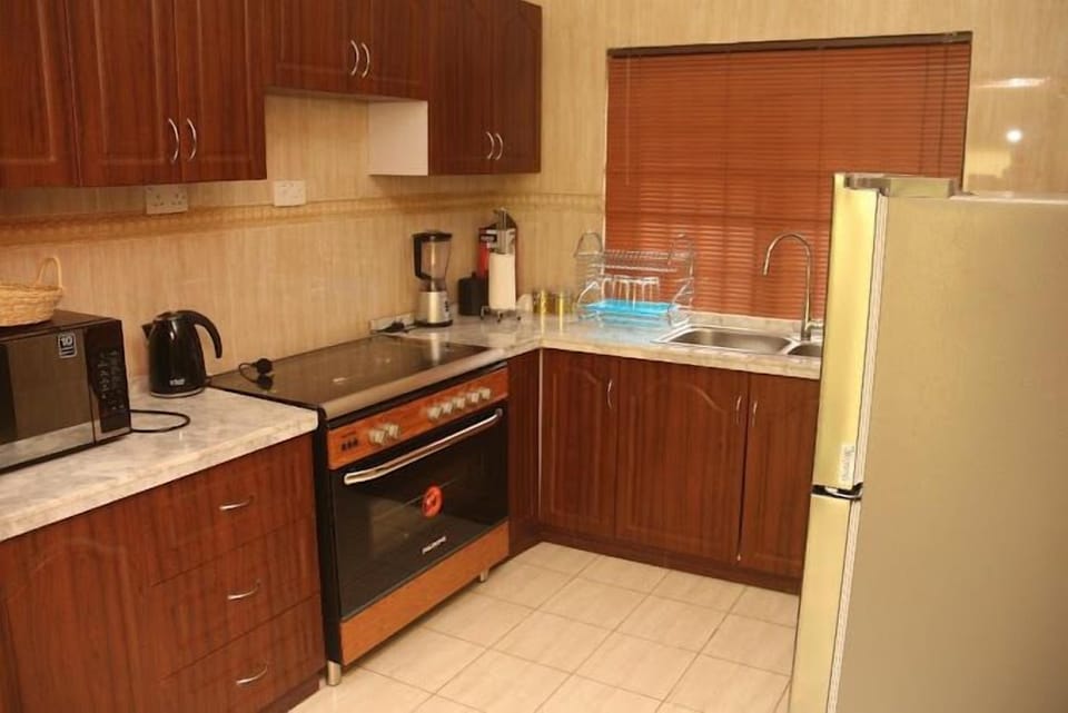 Deluxe Apartment, Balcony, City View | Private kitchen | Fridge, microwave, oven, stovetop