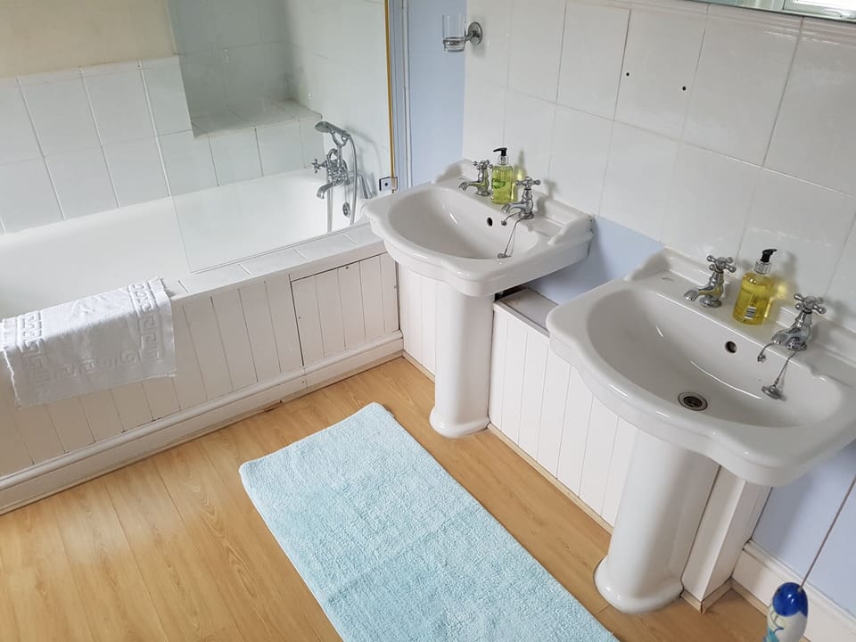 Deluxe Double Room, Ensuite | Bathroom | Hair dryer, towels, soap, shampoo