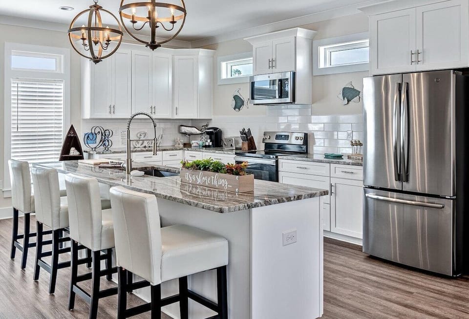 Full kitchen with breakfast bar and all the cooking essentials