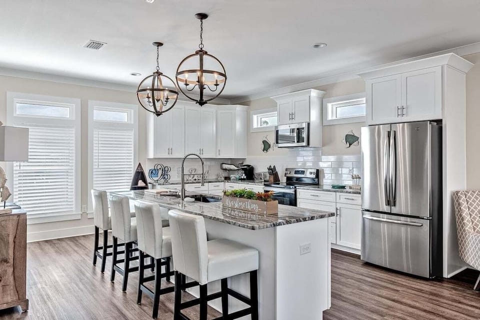 Full kitchen with breakfast bar and all the cooking essentials
