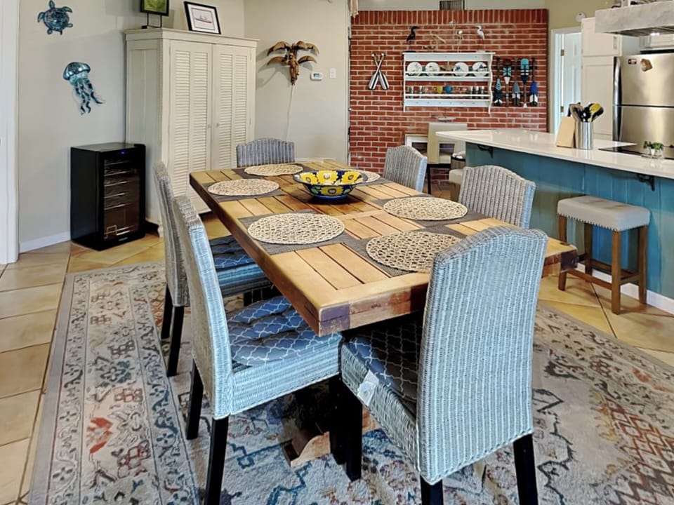 Dining Area - Seating for 6 - Second Floor