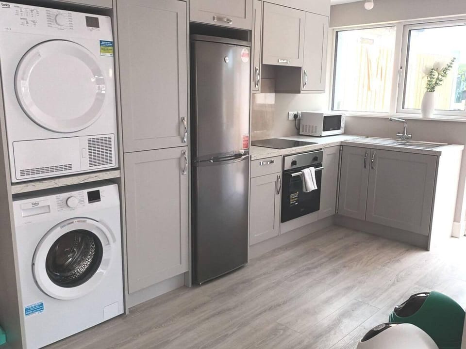 House | Private kitchen | Fridge, microwave, oven, stovetop