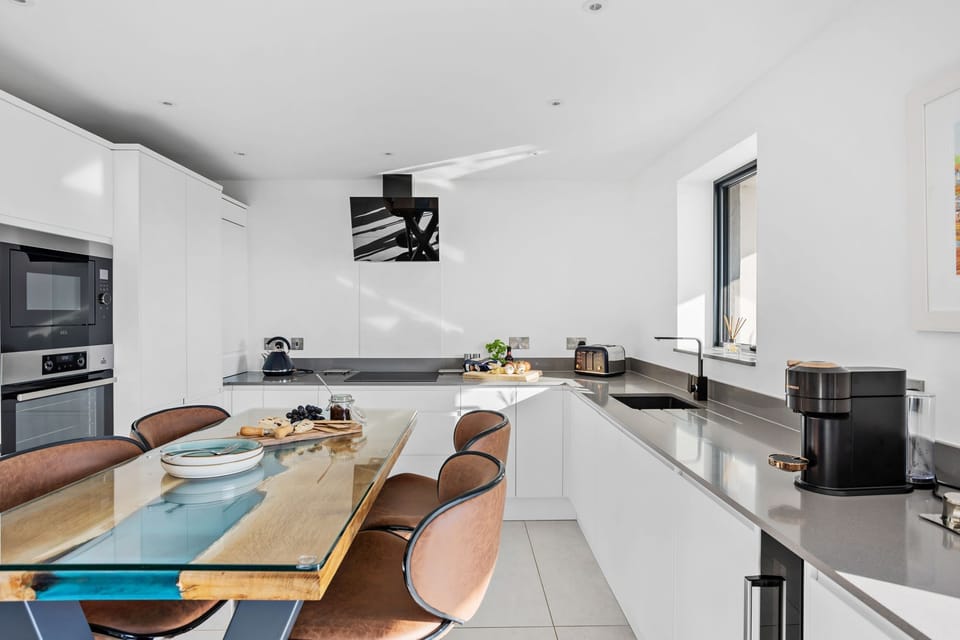 Tea and coffee facilities, toaster, hob and oven - Estuary View