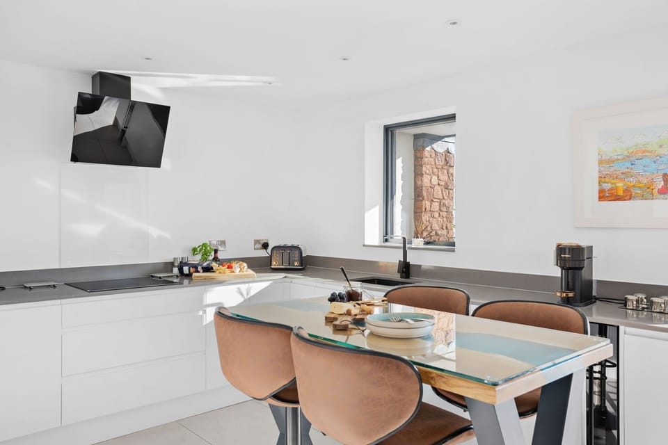 Seating for guests and hob for cooking - Estuary View