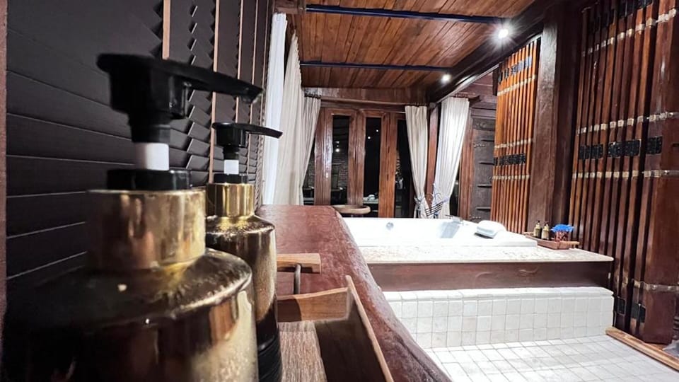 Kawarin River Front Suite | Bathroom | Separate tub and shower, free toiletries, hair dryer, slippers