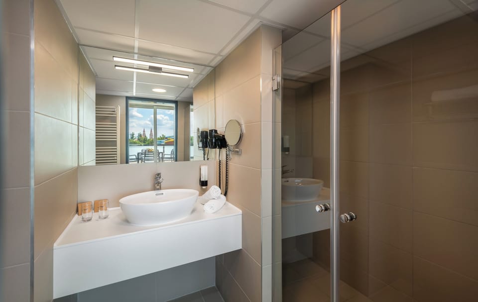 Apartment | Bathroom | Shower, free toiletries, hair dryer, bathrobes