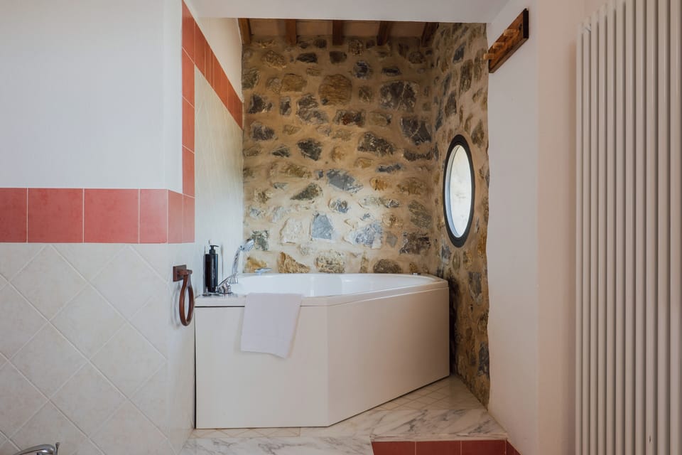 Apartment, 2 Bedrooms, Vineyard View, Executive Level | Bathroom | Free toiletries, hair dryer, towels, soap