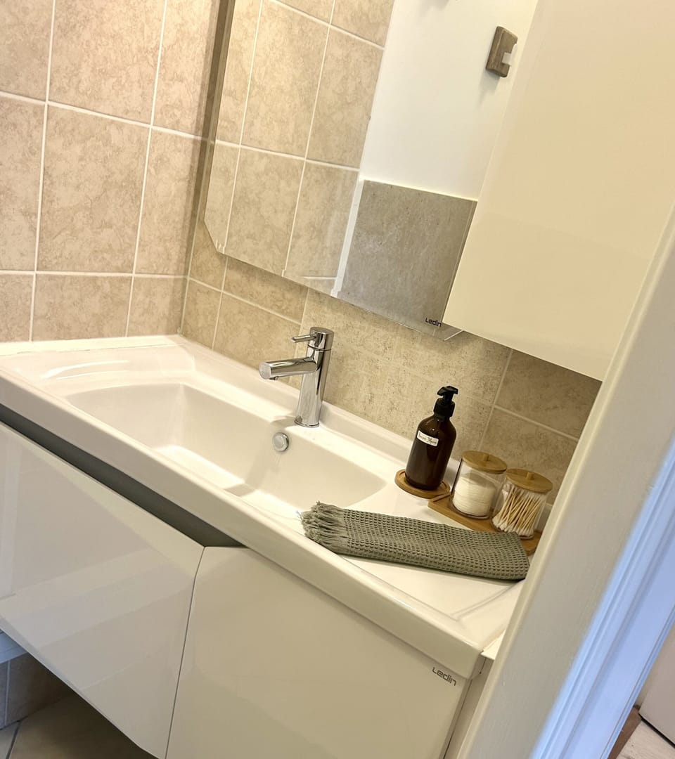 Deluxe Double or Twin Room, Ensuite, Pool View | Bathroom