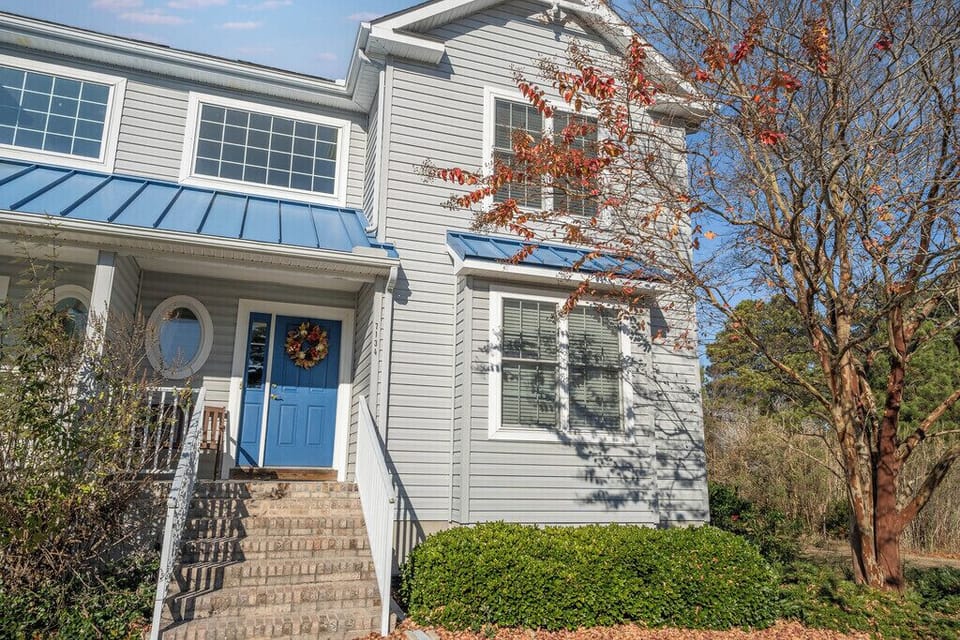 Welcome to beautiful Bay Pony in the heart of Chincoteague Island!
