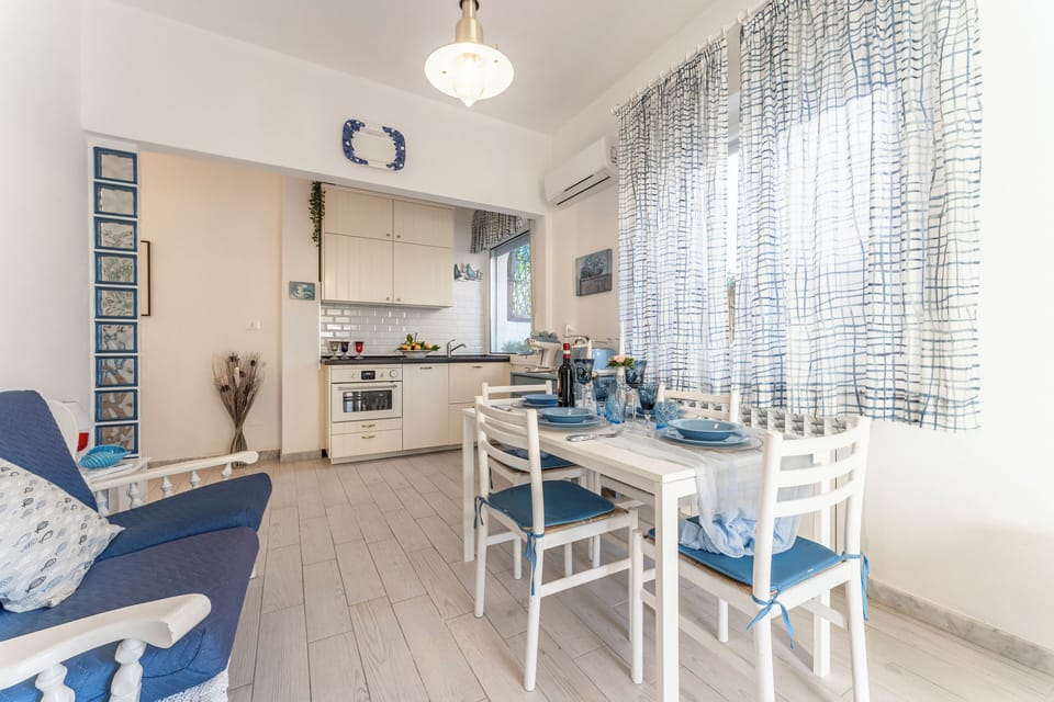 House, Patio, Garden View | Living area | 32-inch flat-screen TV with cable channels