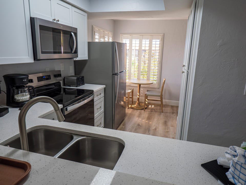 Full-size fridge, microwave, oven, stovetop