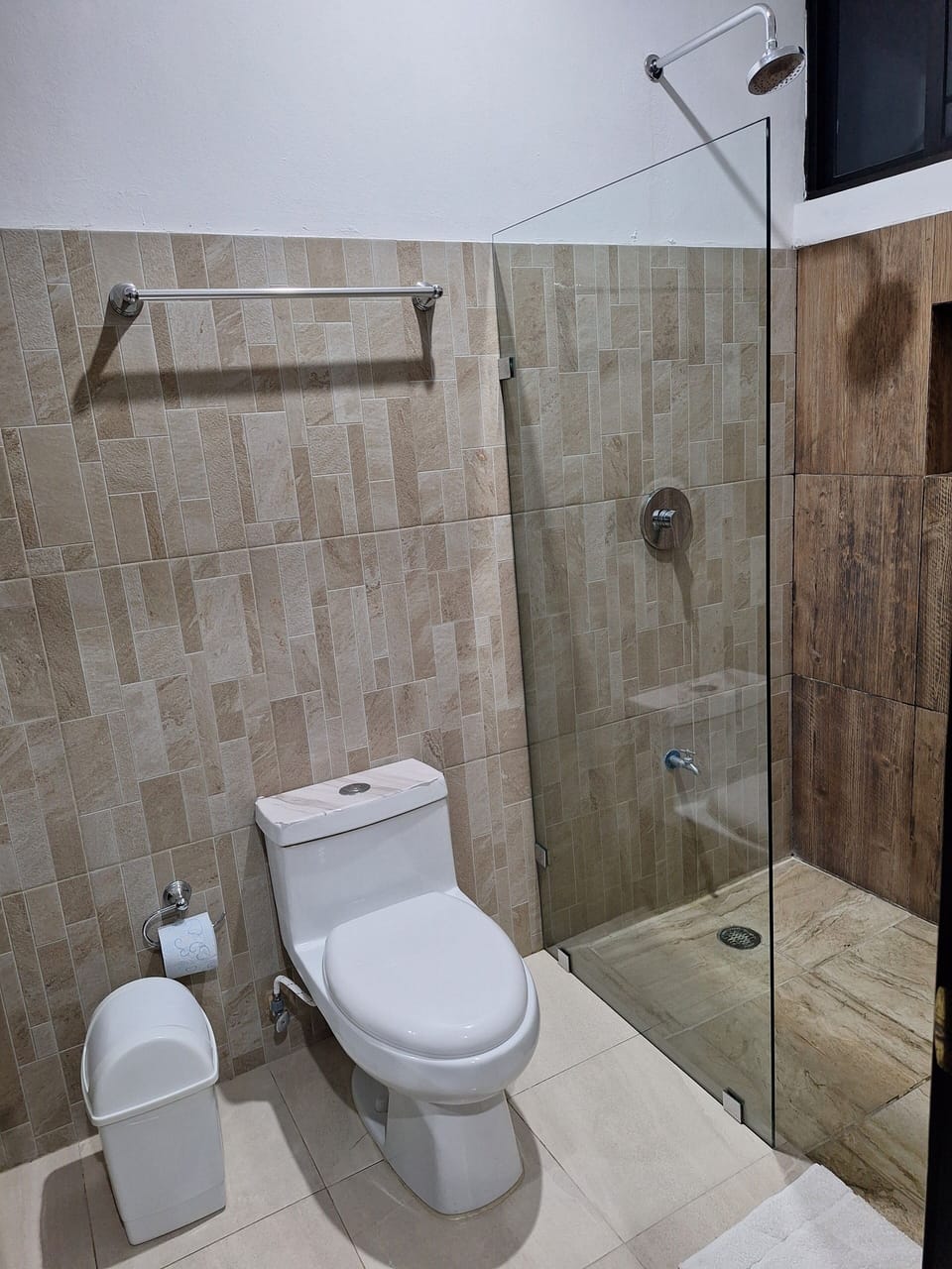 Comfort Studio Suite, Patio | Bathroom | Towels, soap, shampoo, toilet paper