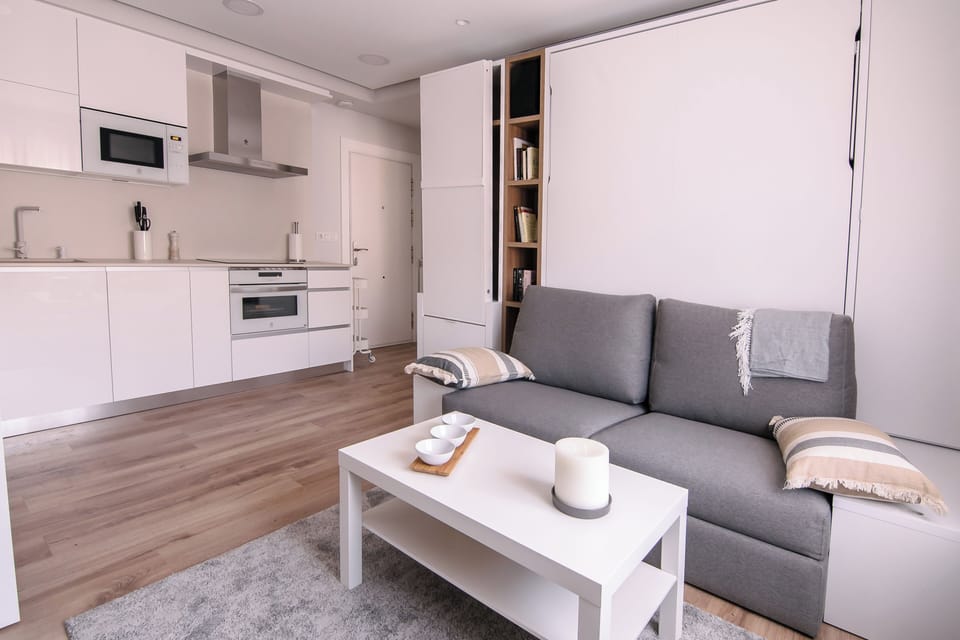 Apartment, 1 Bedroom, Balcony, City View | Living room | Books