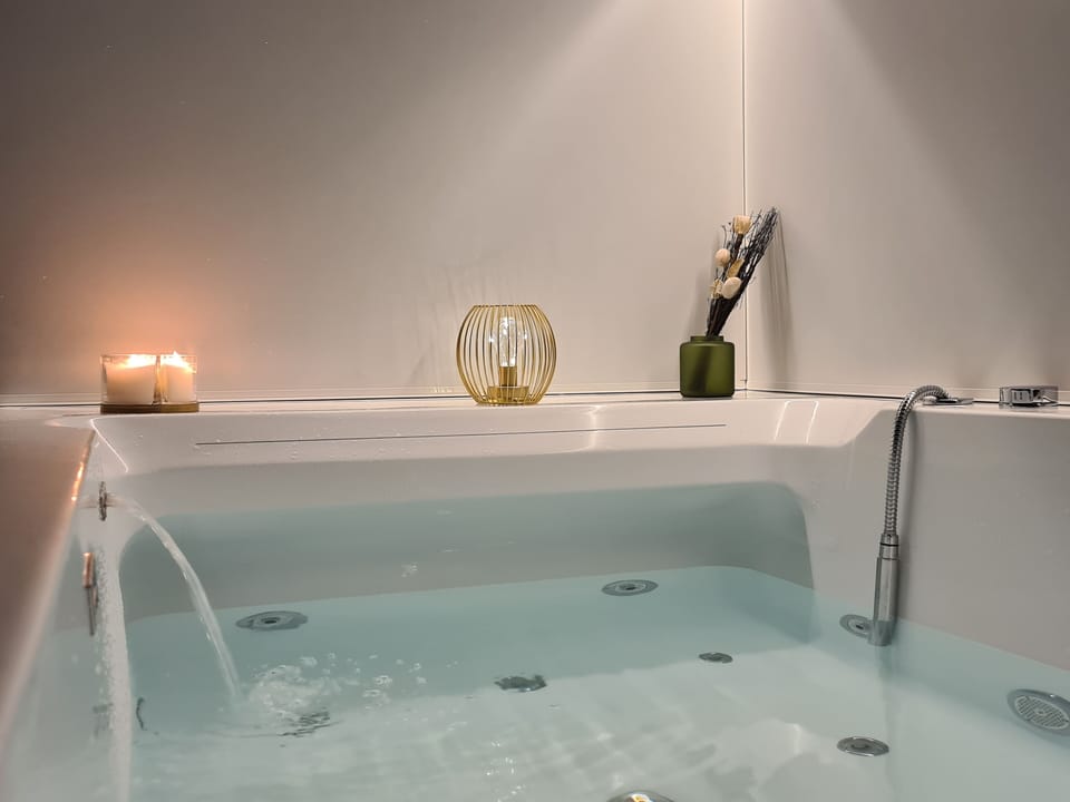 Tripla Luxury, balcone, vista città, vasca idromassaggio | Blackout drapes, soundproofing, iron/ironing board, free WiFi