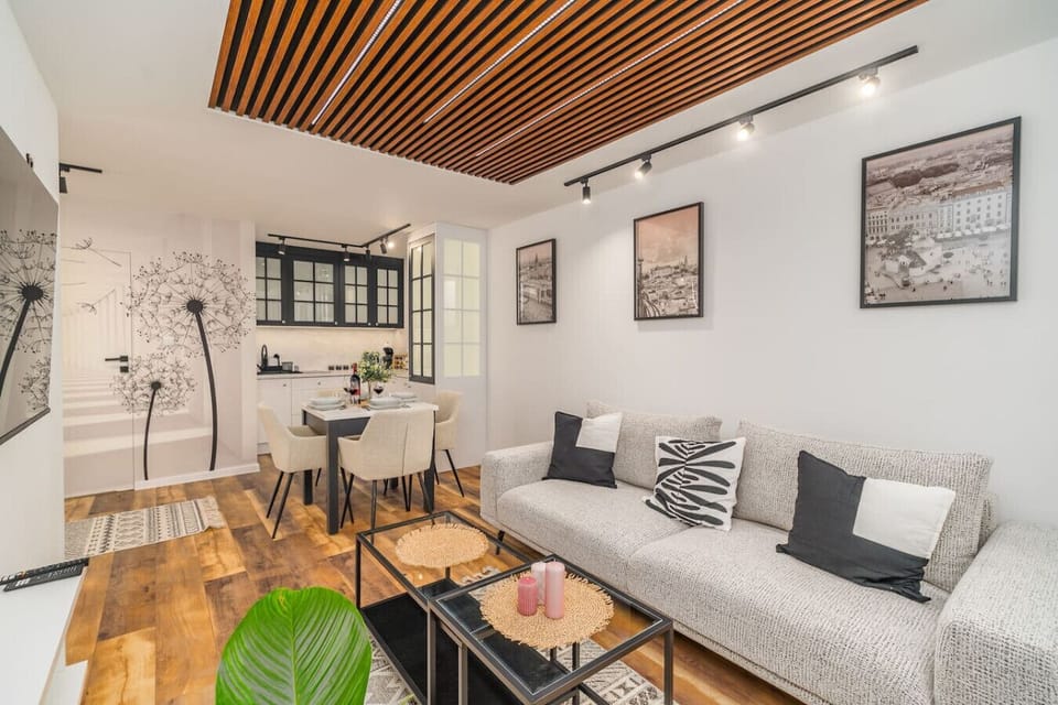 Living room with a Big TV with Smart TV | Book Now with RENTUJEMY.COM