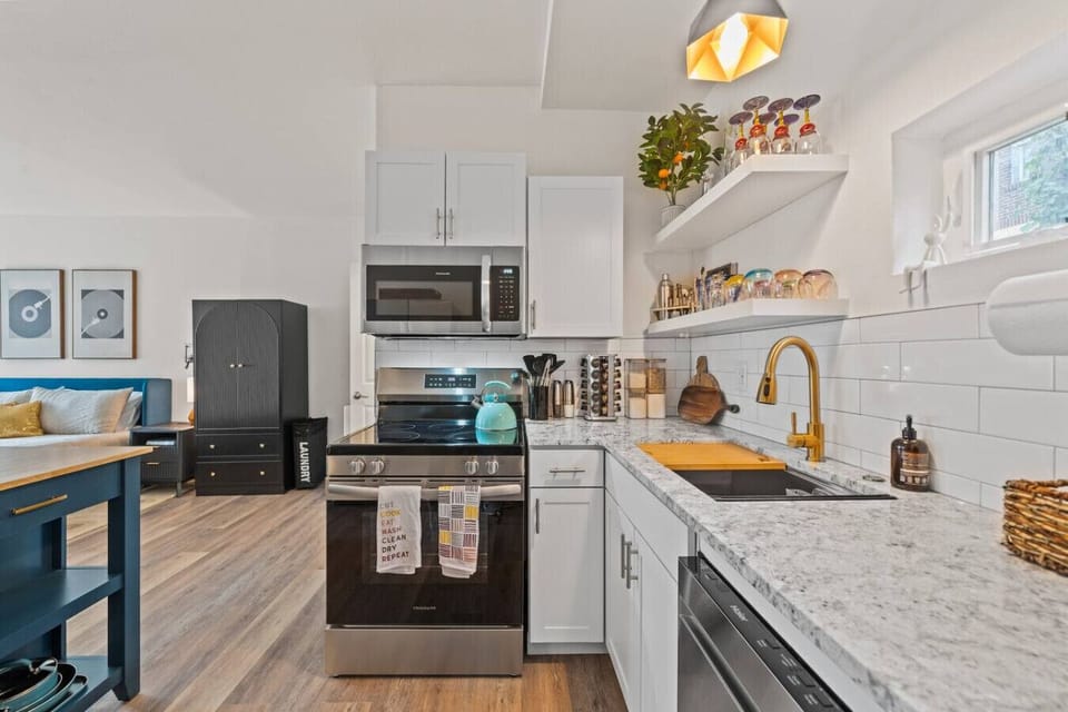Full kitchen with everything you need to make a snack or a 3 course meal!