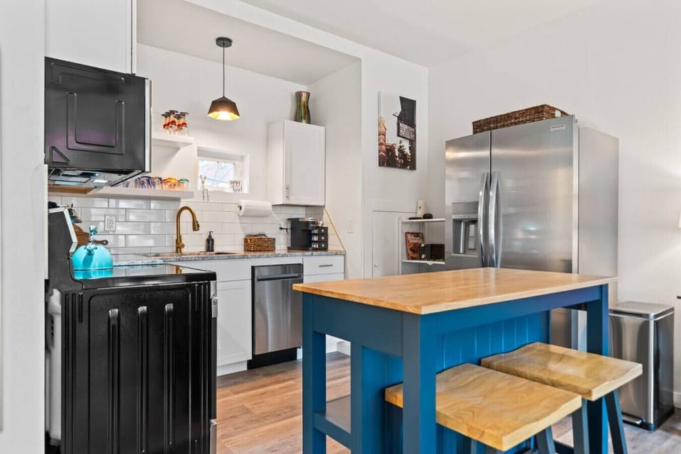 Full kitchen with everything you need to make a snack or a 3 course meal!