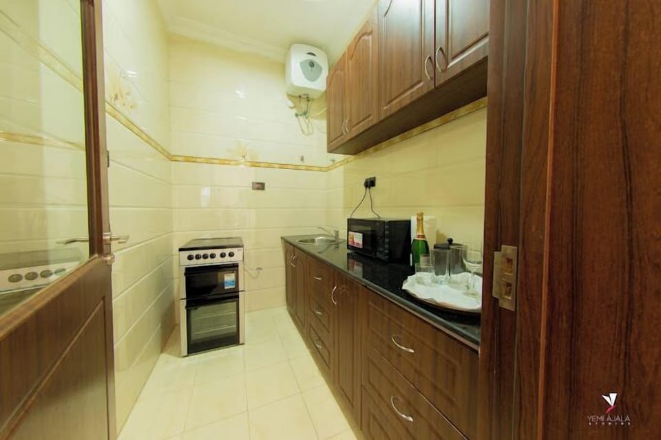 Economy Room, Balcony, City View | Private kitchen | Fridge, microwave, oven, stovetop