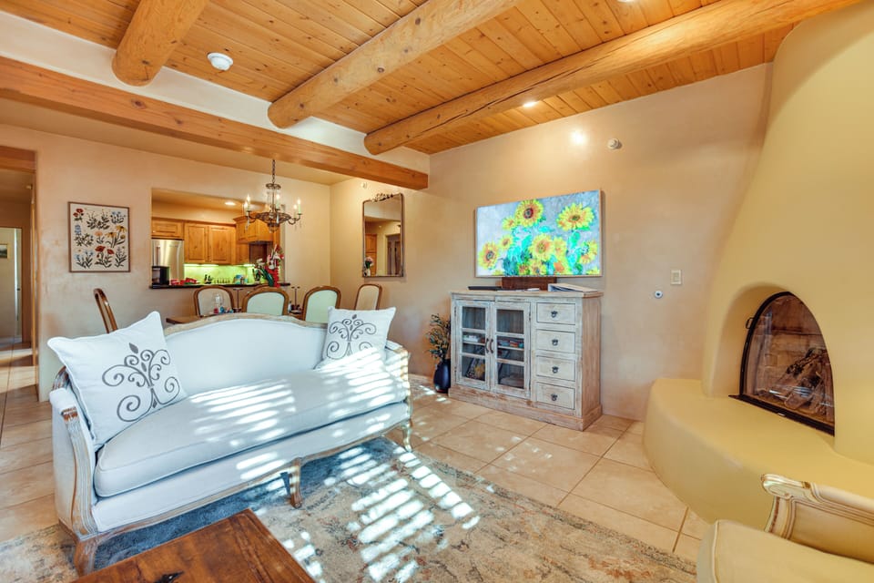 Living Room | Fireplace | Free WiFi