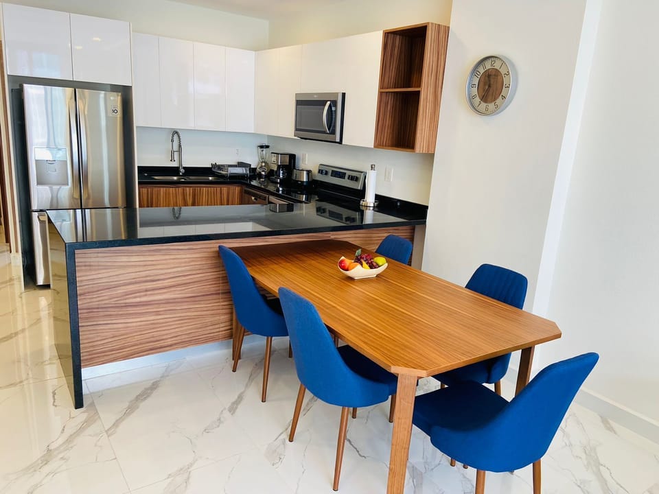 Deluxe Apartment, Balcony, Pool View | Dining room