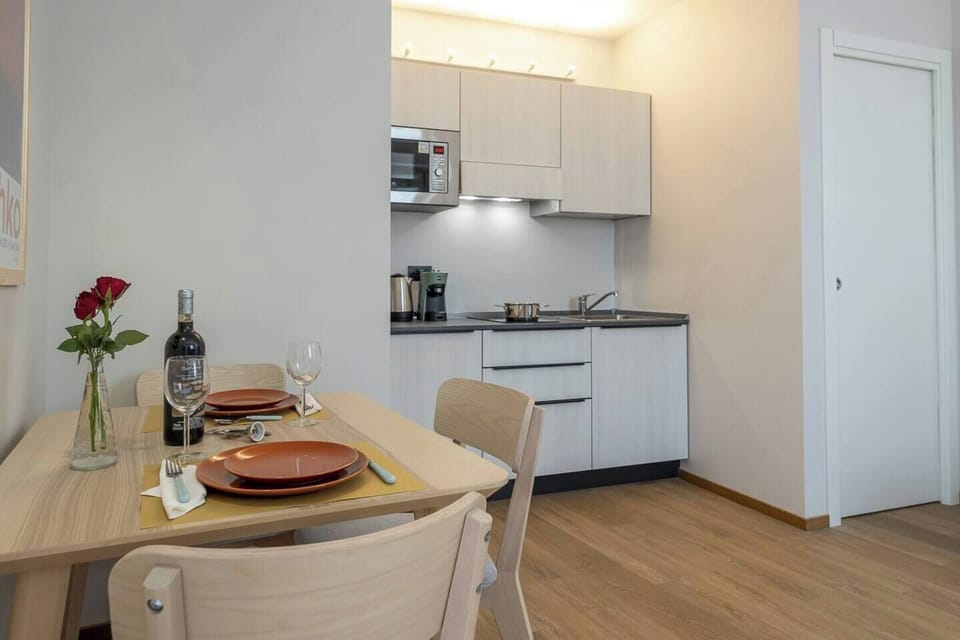 Complete and functional kitchen in the living room, with table and chairs