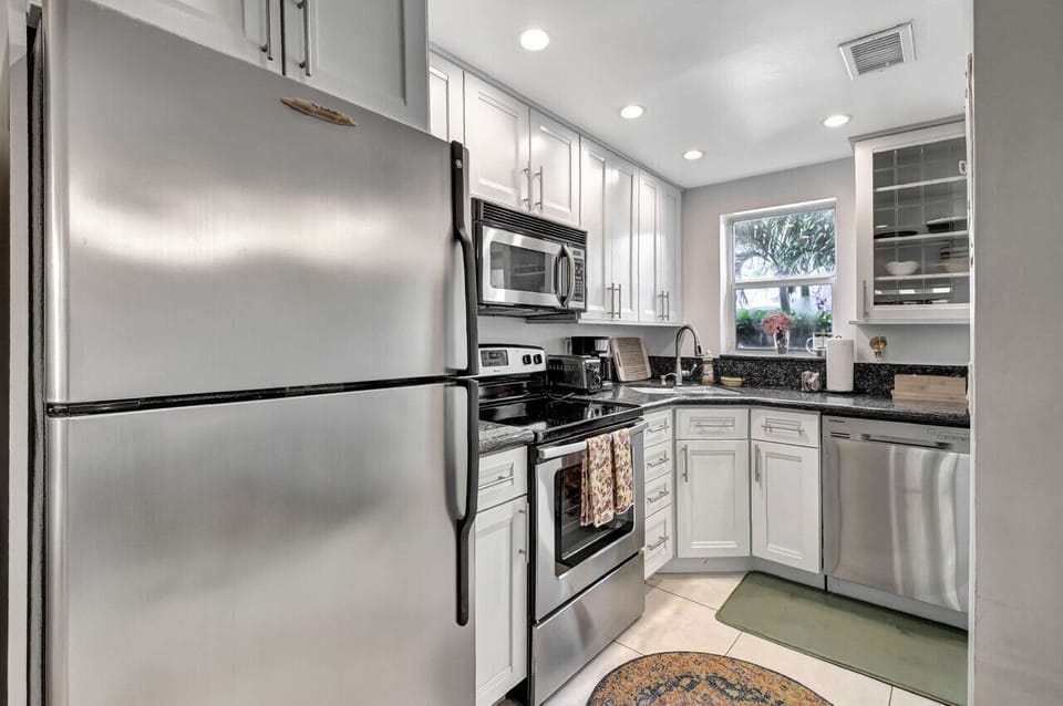 Compact yet fully equipped kitchen – everything you need in a small space.
