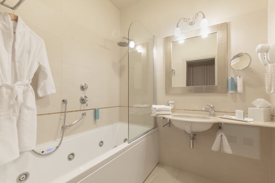 Suite, Balcony, Lake View | Bathroom | Eco-friendly toiletries, hair dryer, bathrobes, slippers