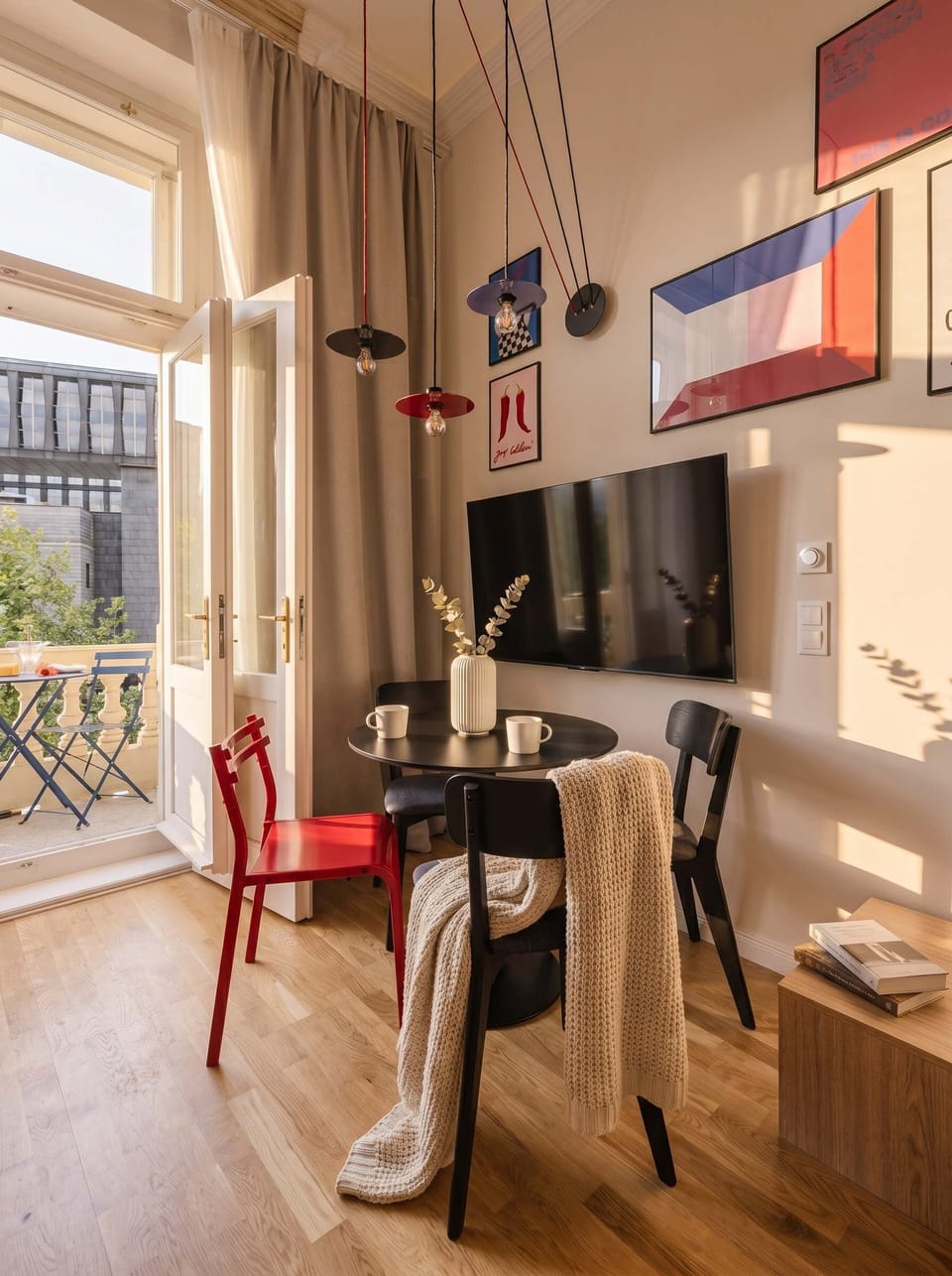 Sitting area, TV with Netflix and the balcony with view