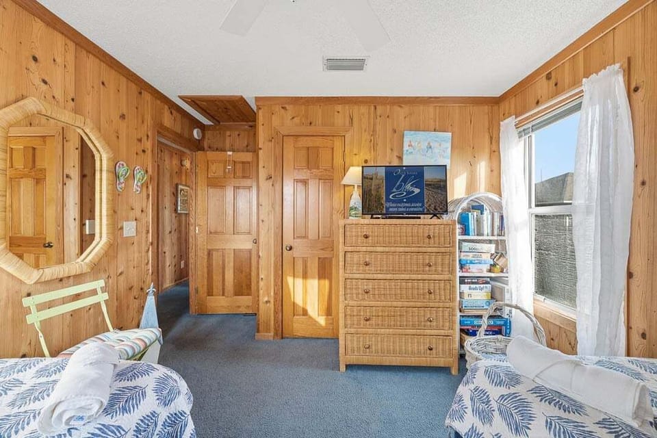 Main-Level Bedroom with 2 Twin Beds