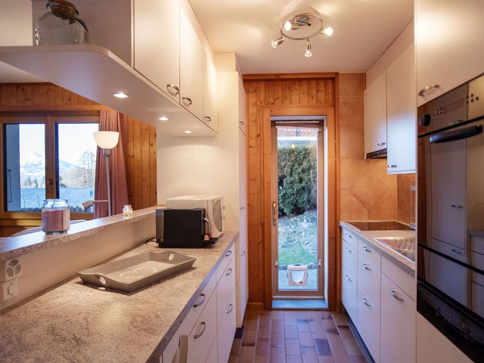 Countertop, Kitchen, Kitchen Appliance, Interior Design, Cabinetry, Flooring, Furniture, Wood, Major Appliance, Ceiling