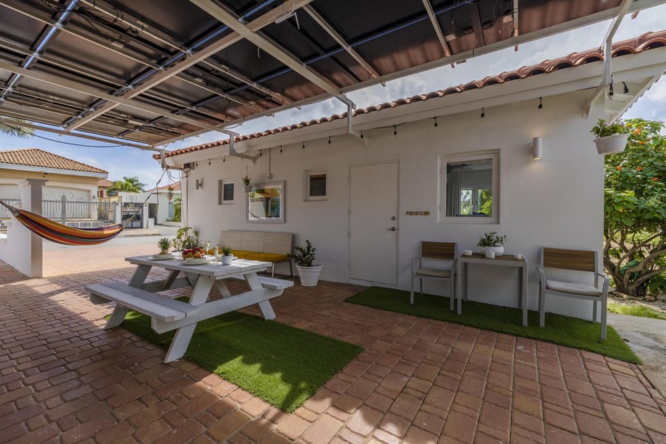 Cozy Studio  Great Location  Pool  Walk 2 Beach (25072)
