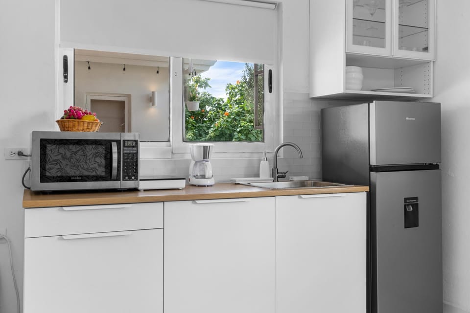 Cozy Studio  Great Location  Pool  Walk 2 Beach (25070)