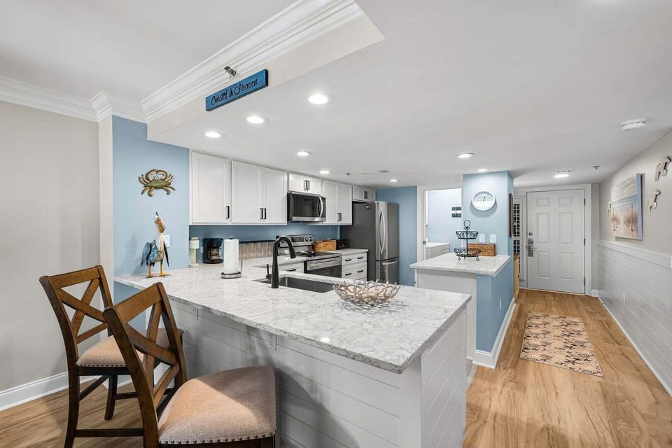 Eat-in kitchen bar seating