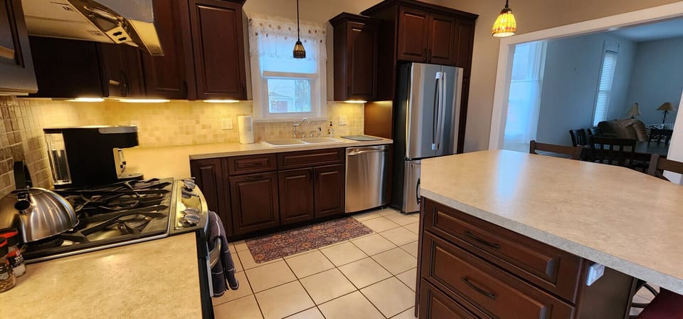 Well-equipped Kitchen.  Dish soap, dishwasher pods, garbage bags, tinfoil, plastic wrap, zip lock bags. Starter supply of coffee K-Cups and paper towel.