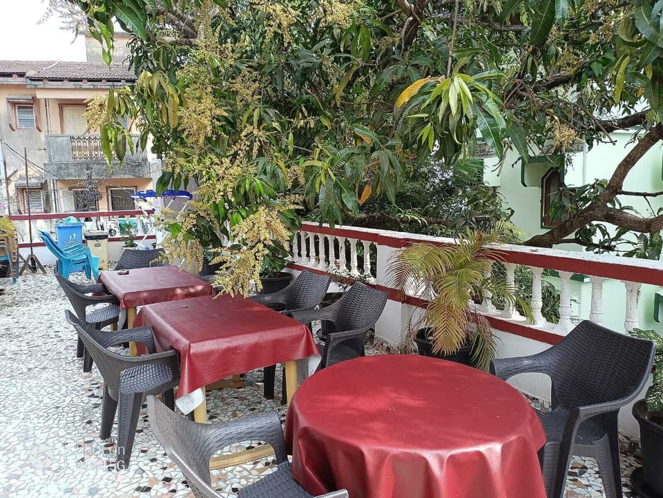 Comfort Apartment, Balcony, Garden View | In-room dining