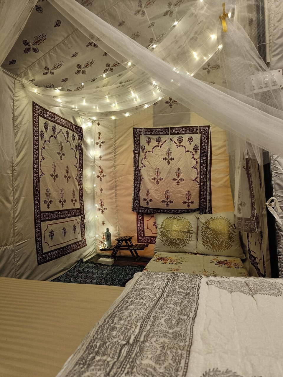1 bedroom, bed sheets