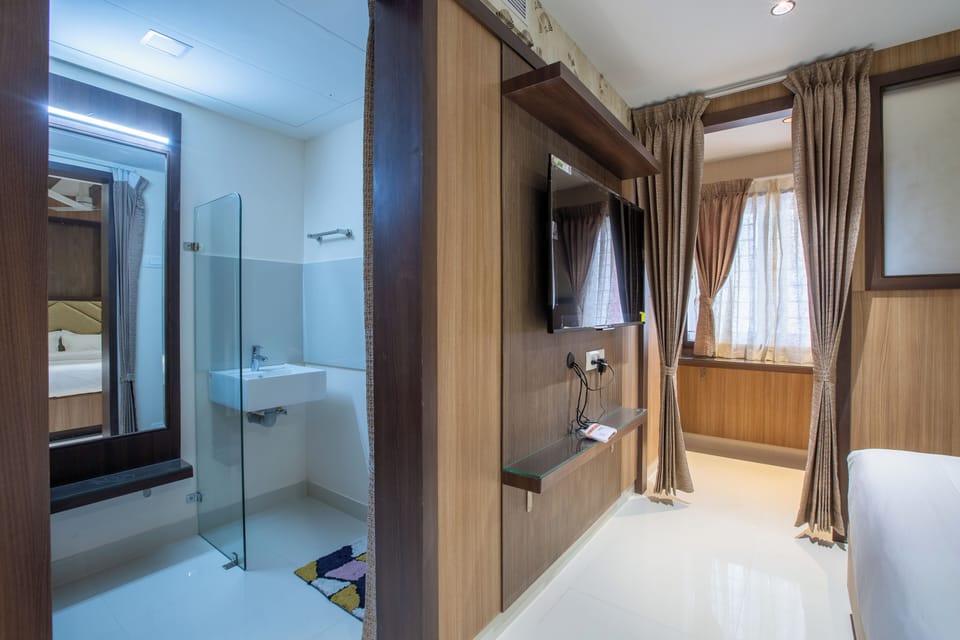 Classic Suite | Living area | 32-inch flat-screen TV with satellite channels