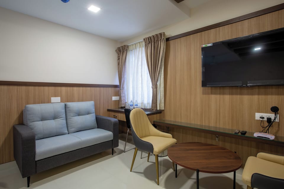 Family Room | Living area | 32-inch flat-screen TV with satellite channels