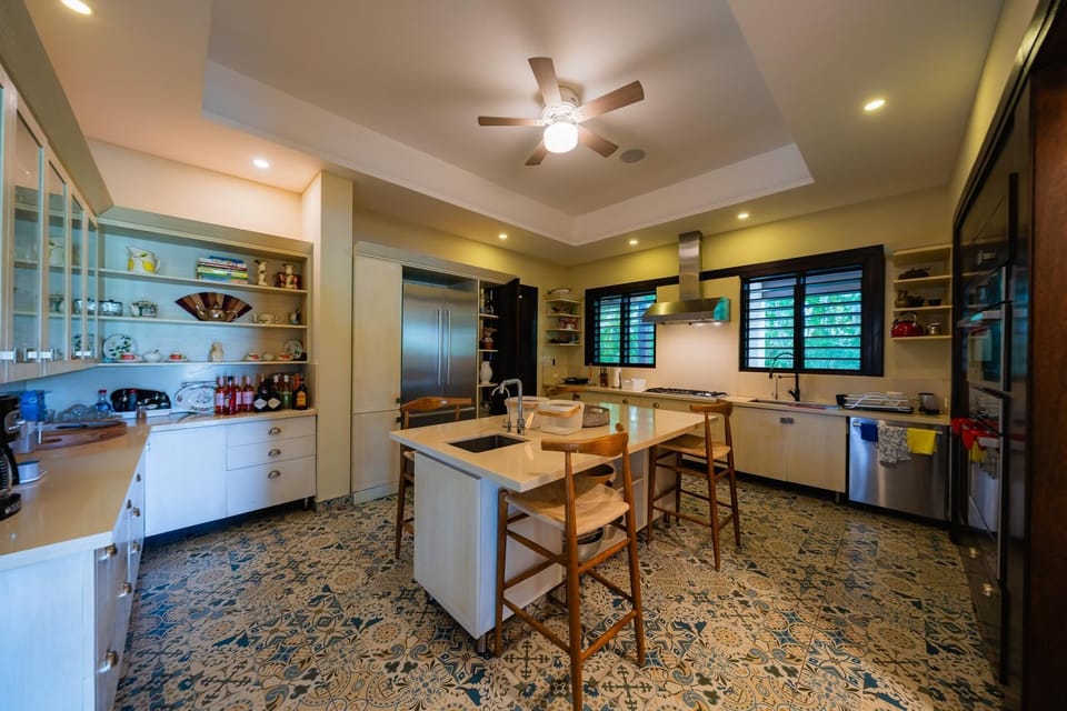 Large ocean view property with golf cart, full staff, heated pool and jacuzzi (6989)