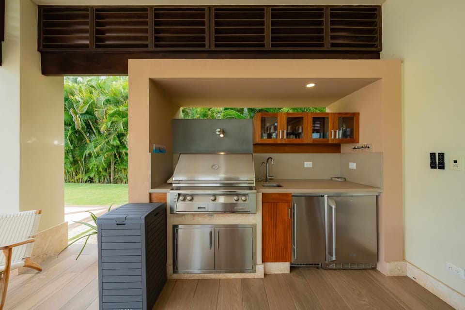 Large ocean view property with golf cart, full staff, heated pool and jacuzzi (6997)