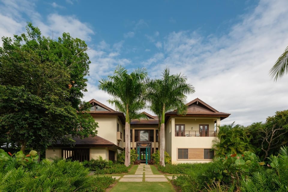 Large ocean view property with golf cart, full staff, heated pool and jacuzzi (6982)
