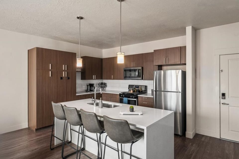 Fully stocked bathFully stocked kitchen with all that you need. Pots, pans, bakeware, salt +pepper, and olive oil!!room with Shampoo/Conditioner/Body Wash/ Hair Dryer/Hair Straightener