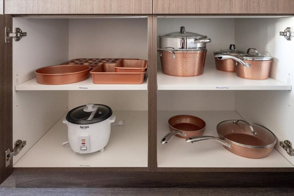 Fully stocked kitchen with all that you need. Pots, pans, bakeware, salt +pepper, and olive oil!!