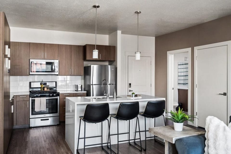 Fully stocked kitchen with all that you need. Pots, pans, bakeware, salt +pepper, and olive oil!!